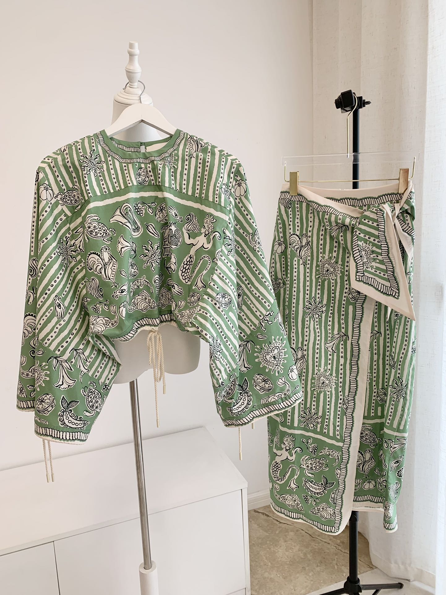 ALEMAIS FLOWY LONG SKIRT IN GREEN MIX WHITE 267465