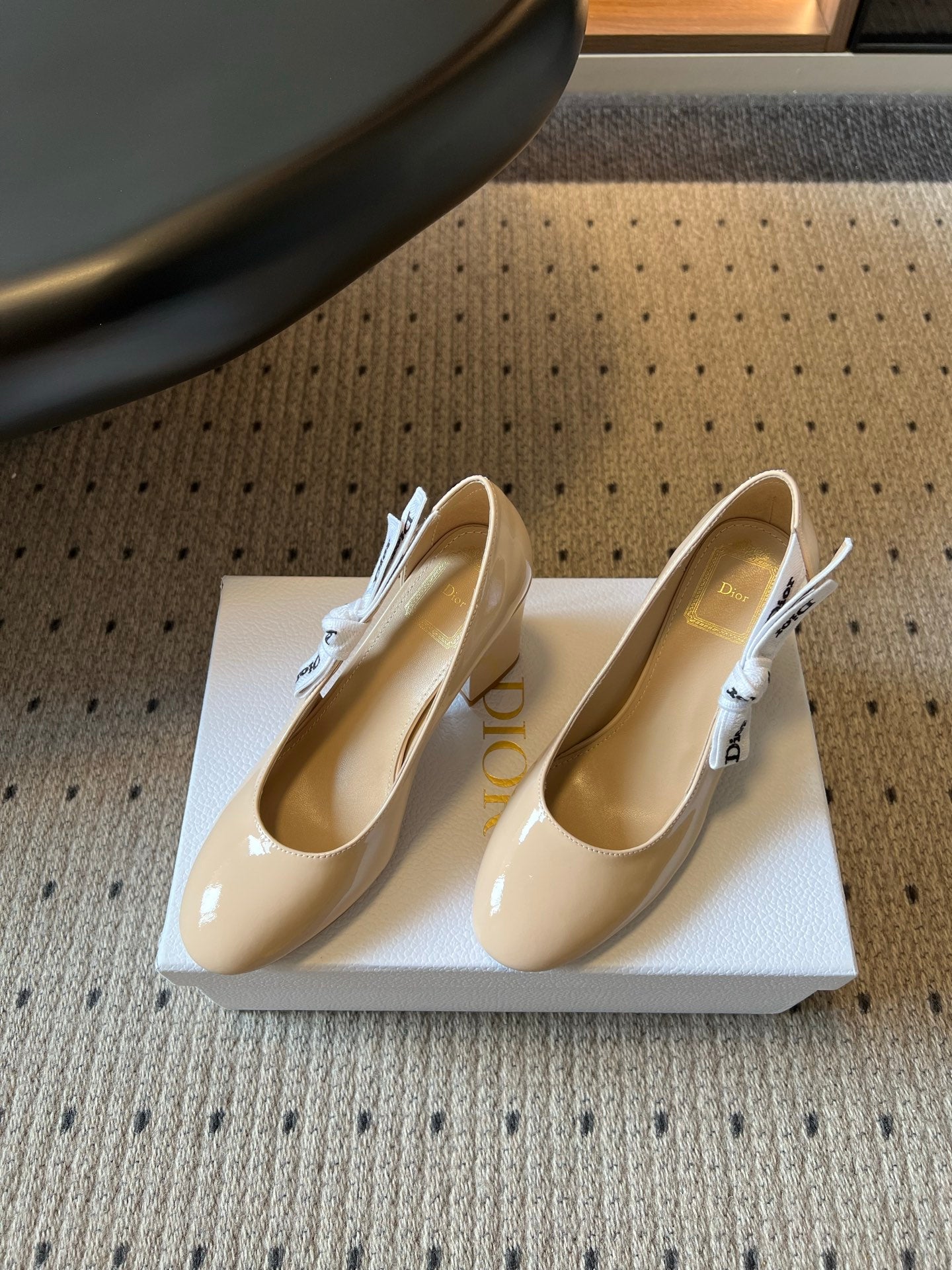 DIOR 26S HIGH HEELS 80 MM IN BEIGE PATENT CALFSKIN WITH RIBBON BOW