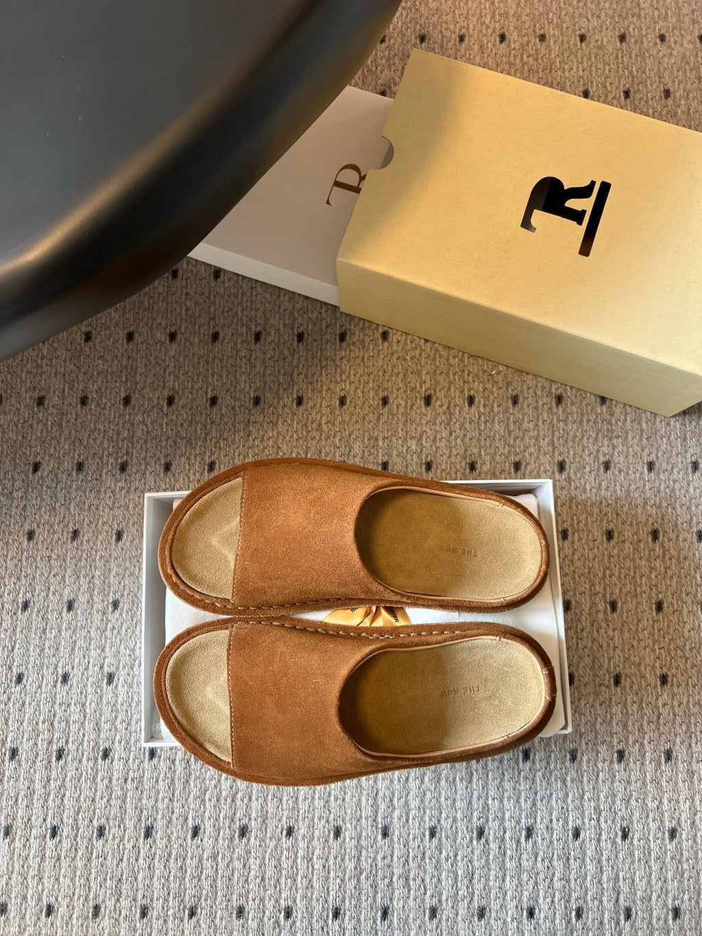 THE ROW 26S THONG SANDALS IN CARAMEL BROWN SUEDE