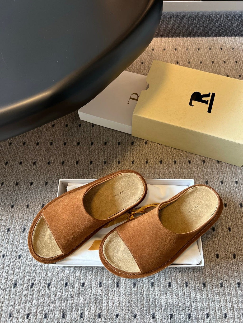 THE ROW 26S THONG SANDALS IN CARAMEL BROWN SUEDE