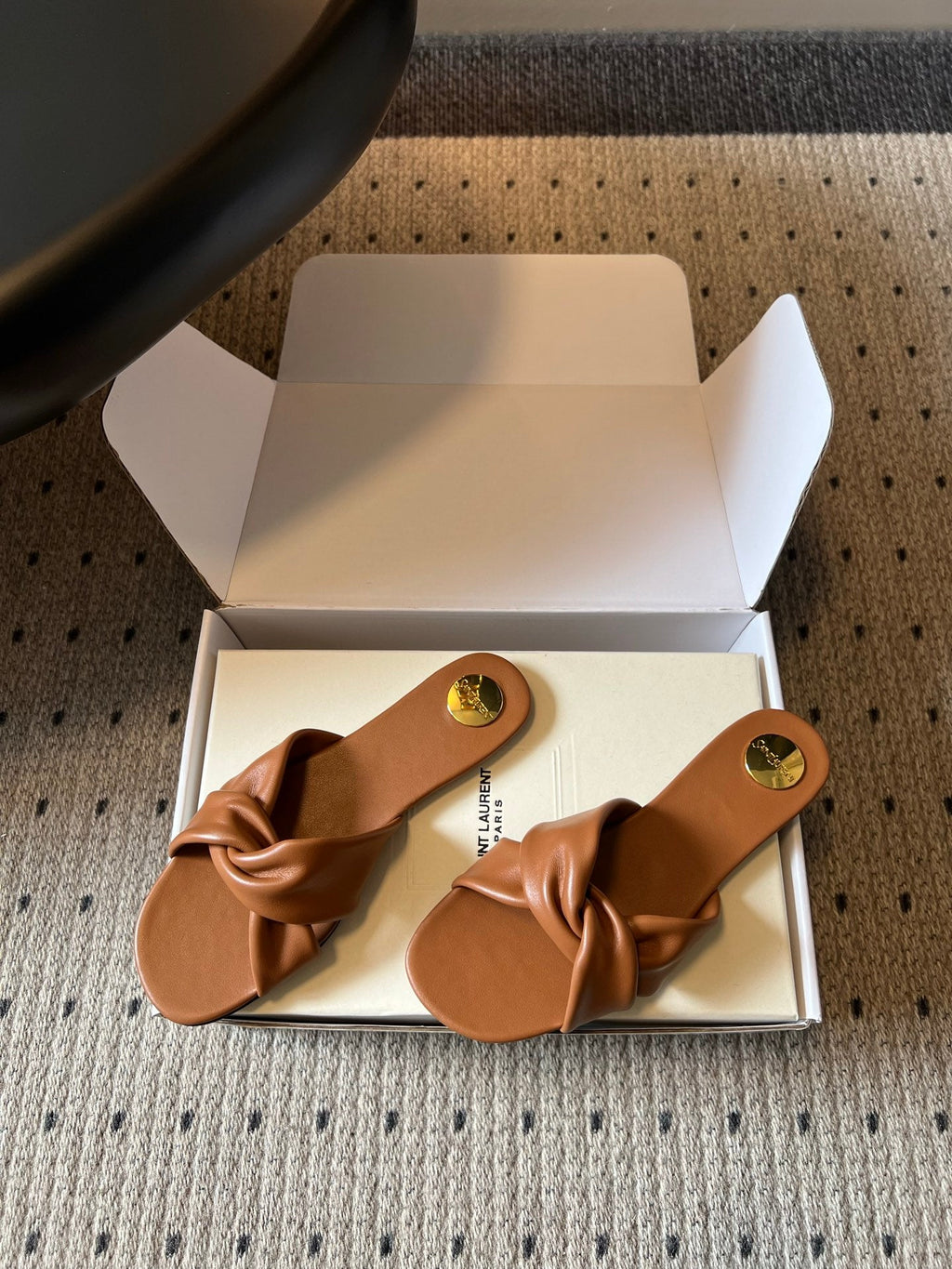 YSL 26S TWISTED-STRAP FLAT SANDALS IN  BROWN LAMBSKIN
