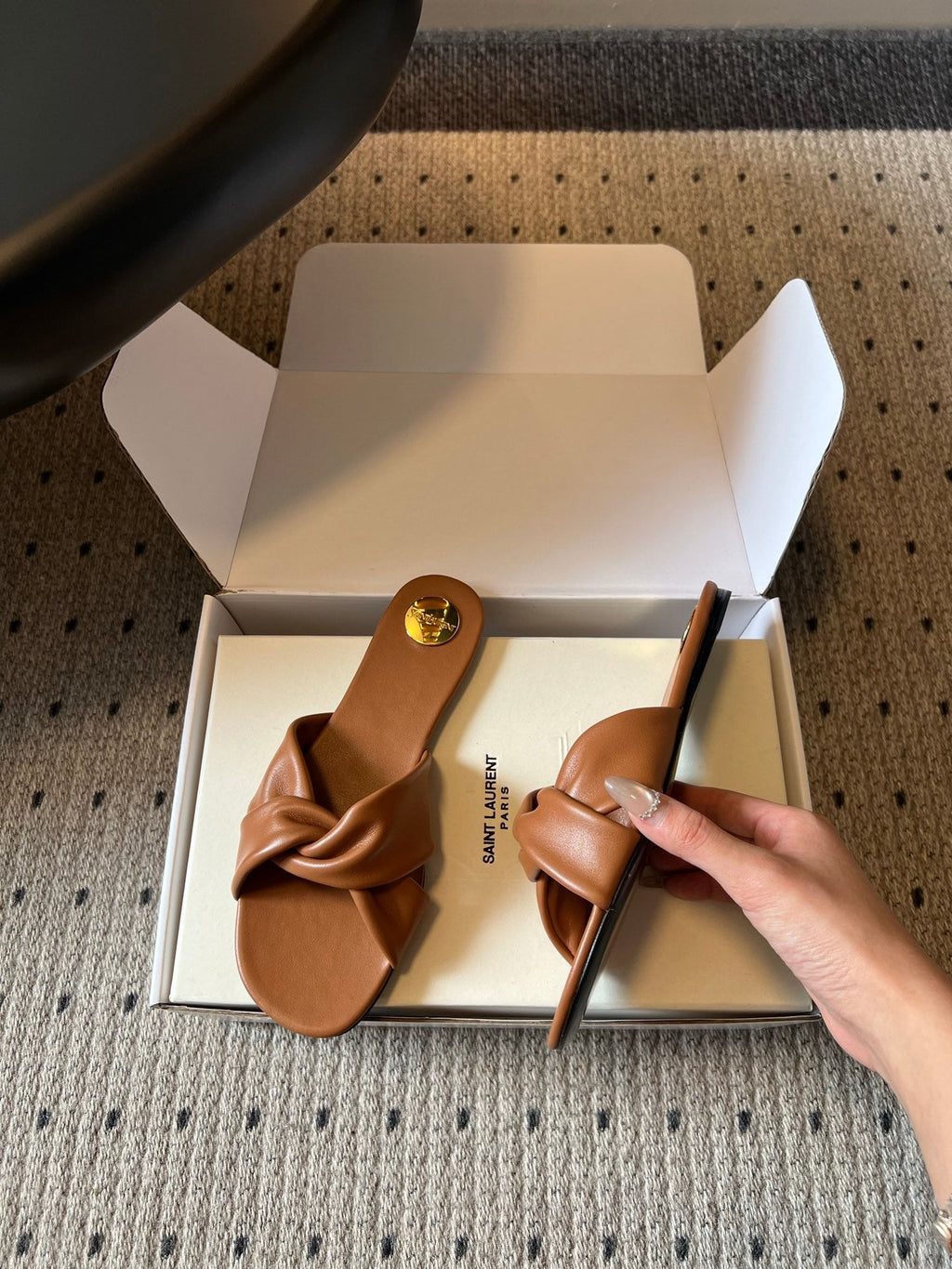 YSL 26S TWISTED-STRAP FLAT SANDALS IN  BROWN LAMBSKIN