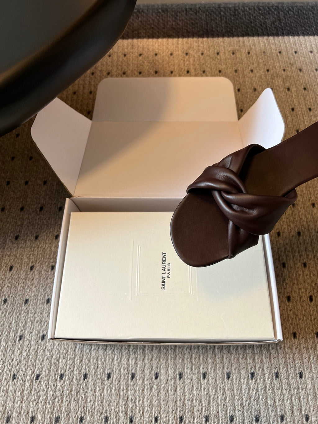 YSL 26S TWISTED-STRAP FLAT SANDALS IN DARK BROWN LAMBSKIN