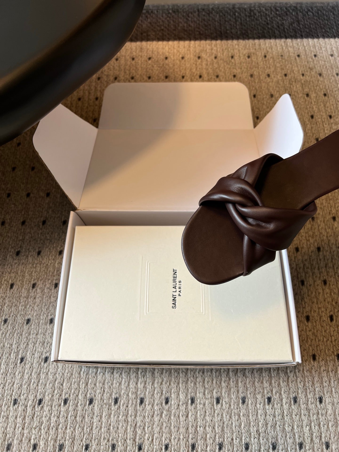 YSL 26S TWISTED-STRAP FLAT SANDALS IN DARK BROWN LAMBSKIN