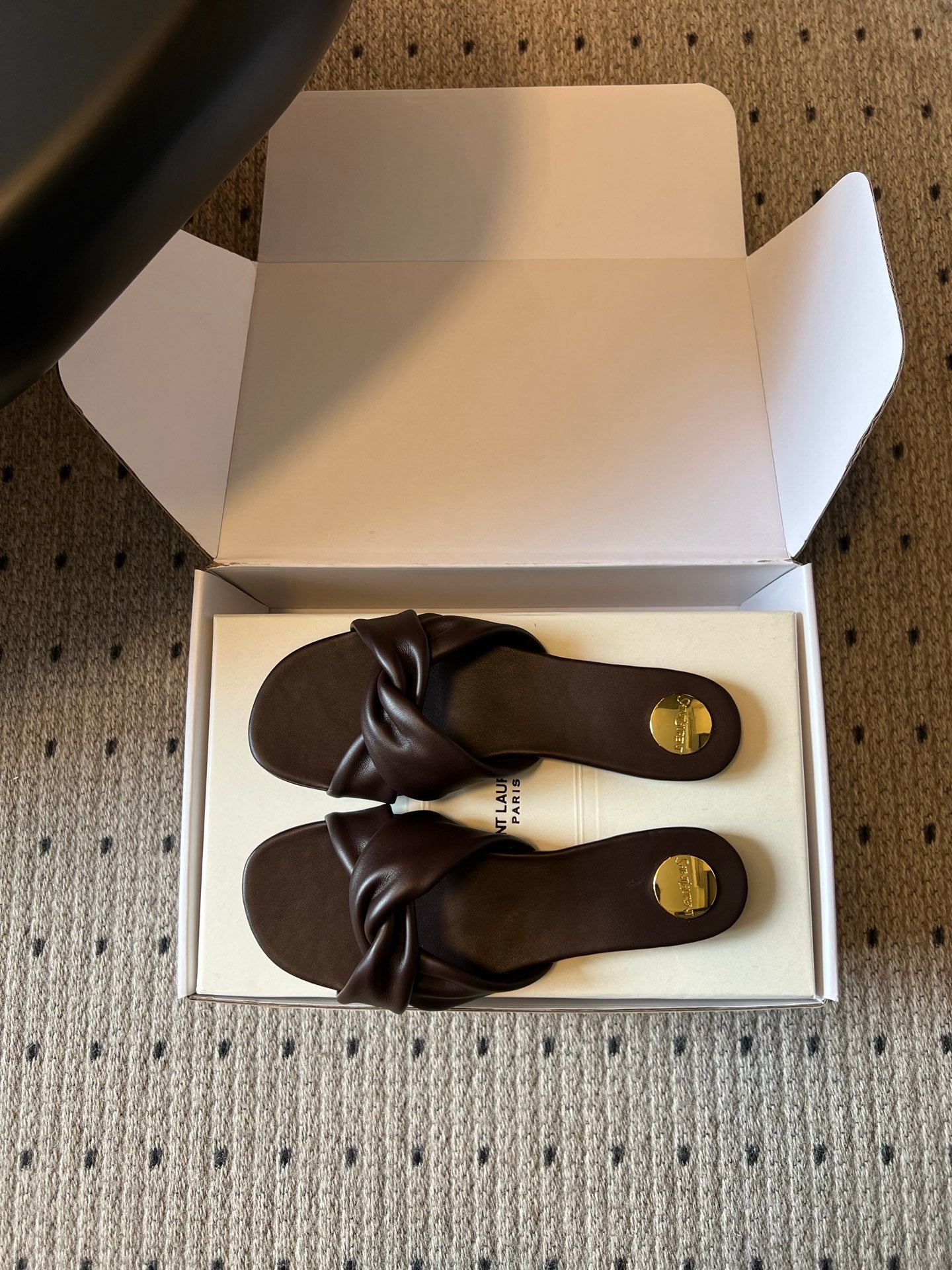 YSL 26S TWISTED-STRAP FLAT SANDALS IN DARK BROWN LAMBSKIN