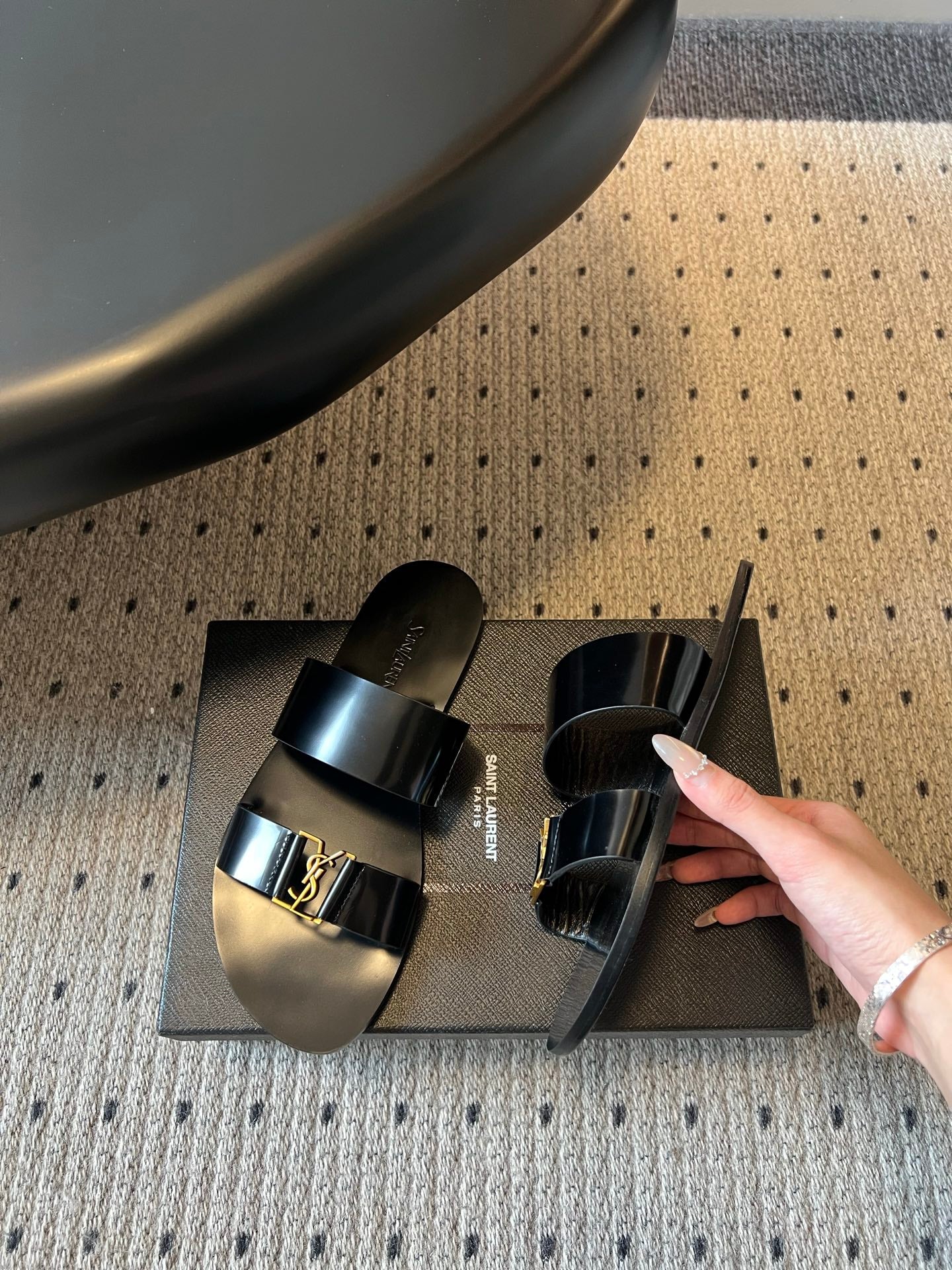 YSL 26S DOUBLE-STRAP SANDALS IN BLACK PATENT CALFSKIN