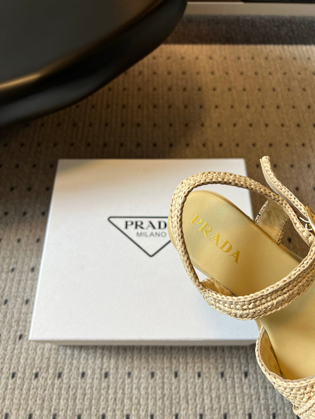 PRADA 26S BLOCK HEEL SANDALS 85MM IN BEIGE RAFFIA AND CALFSKIN