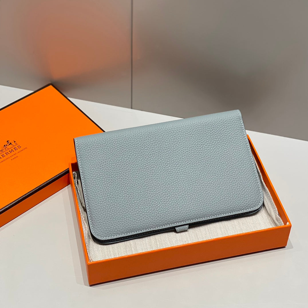 TOGO PASSPORT HOLDER 20 IN LIGHT BLUE CALFSKIN