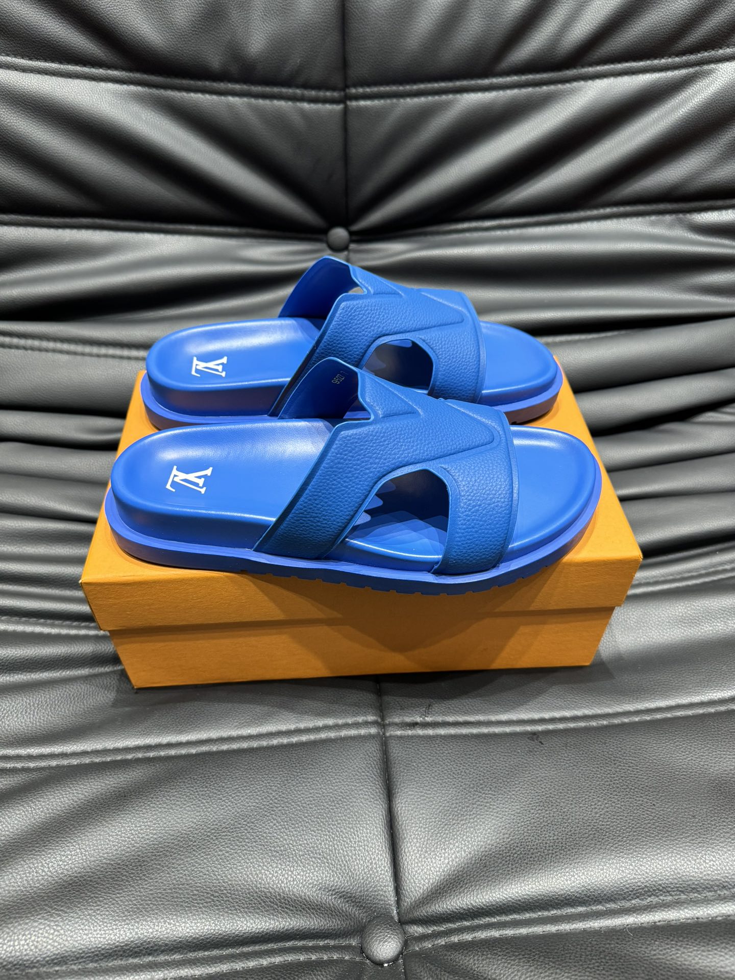 LV OASIS MULE IN COBALT BLUE CALFSKIN