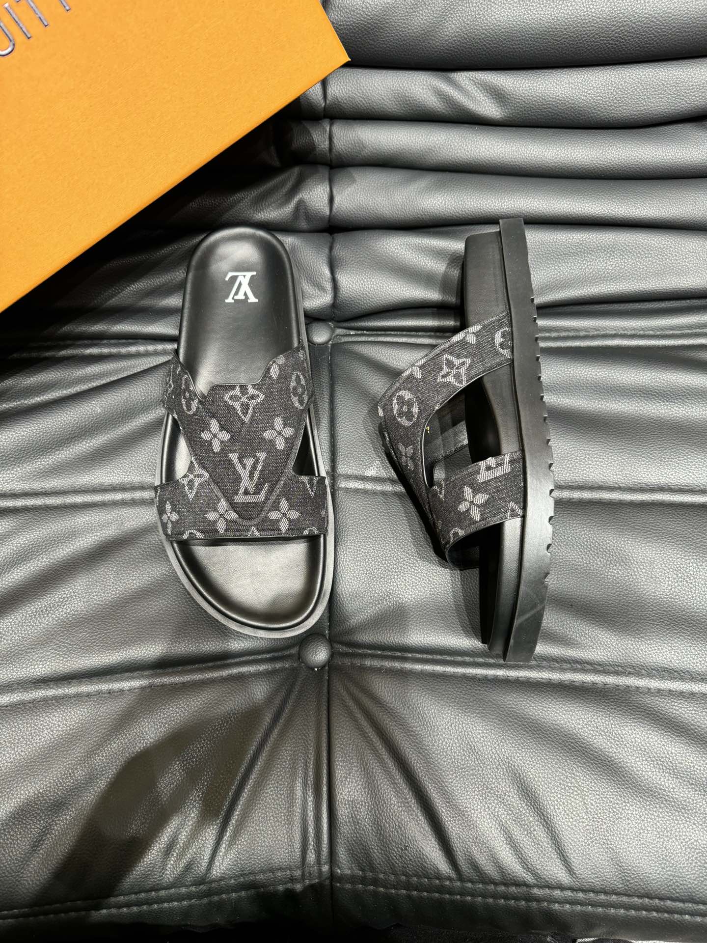LV OASIS MULE IN BLACK MONOGRAM JACQUARD