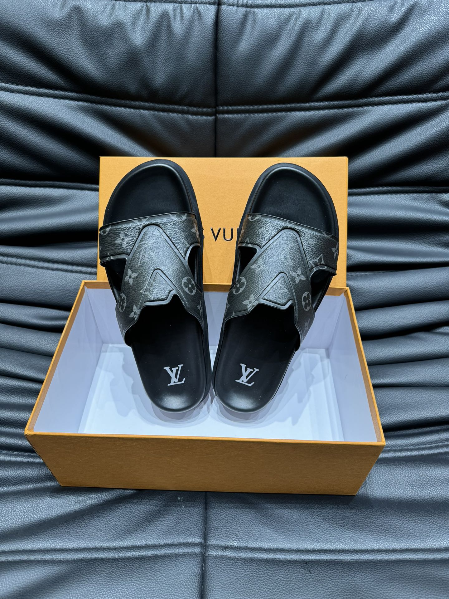 LV OASIS MULE IN BLACK MONOGRAM CALFSKIN
