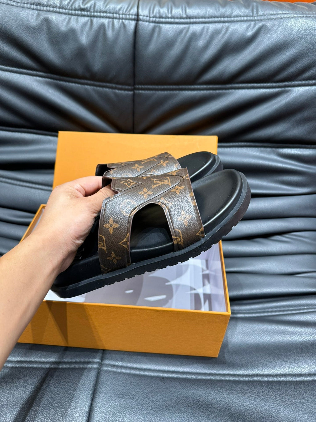 LV OASIS MULE IN CHOCOLATE BROWN MONOGRAM CALFSKIN