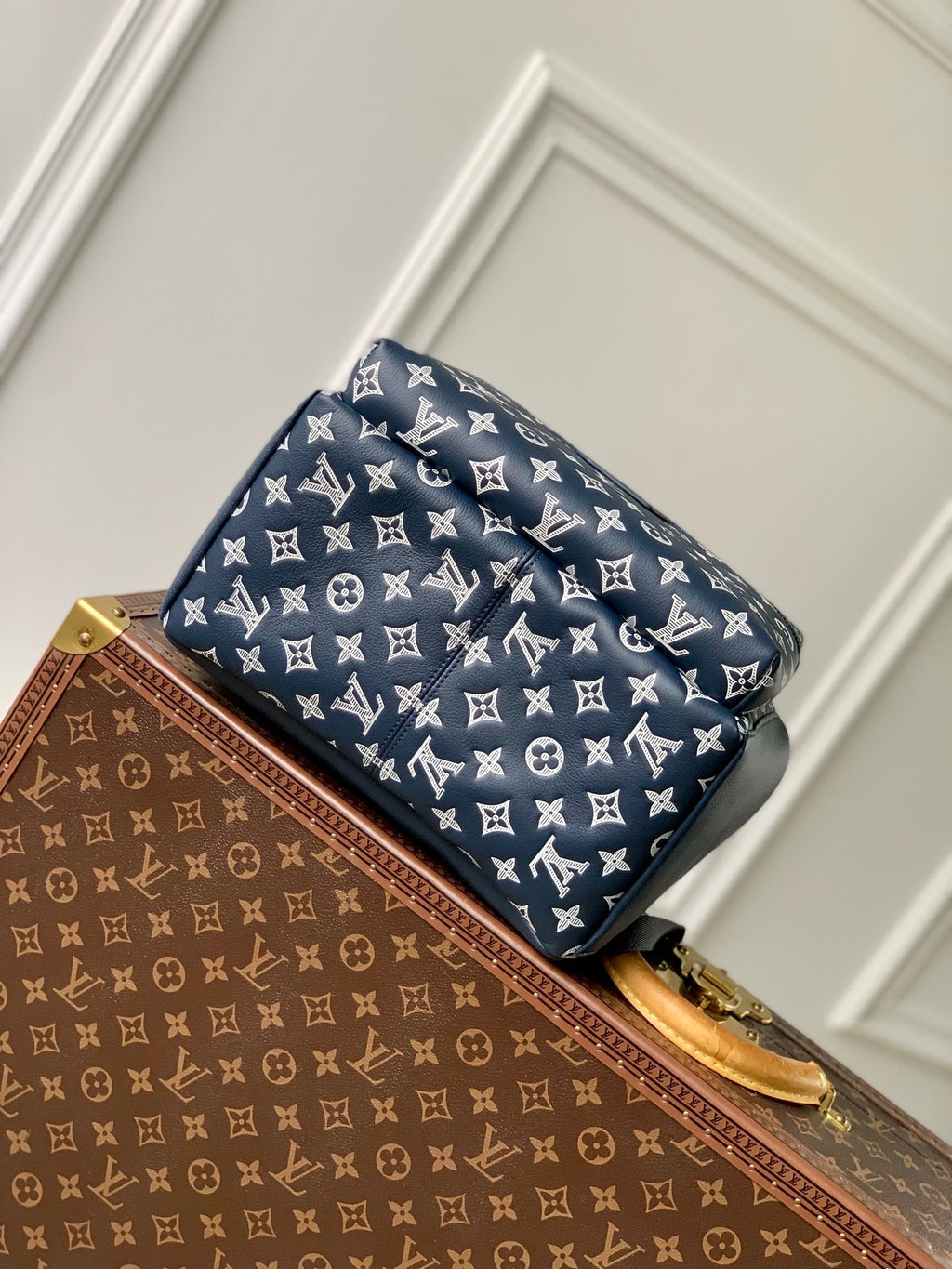 DISCOVERY PM BACKPACK 38 IN NAVY BLUE LAMBSKIN WHITE MONOGRAM LOGO