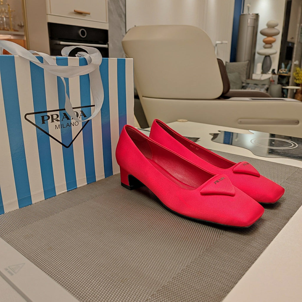 TRIANGLE LOGO PUMPS IN RED SATIN