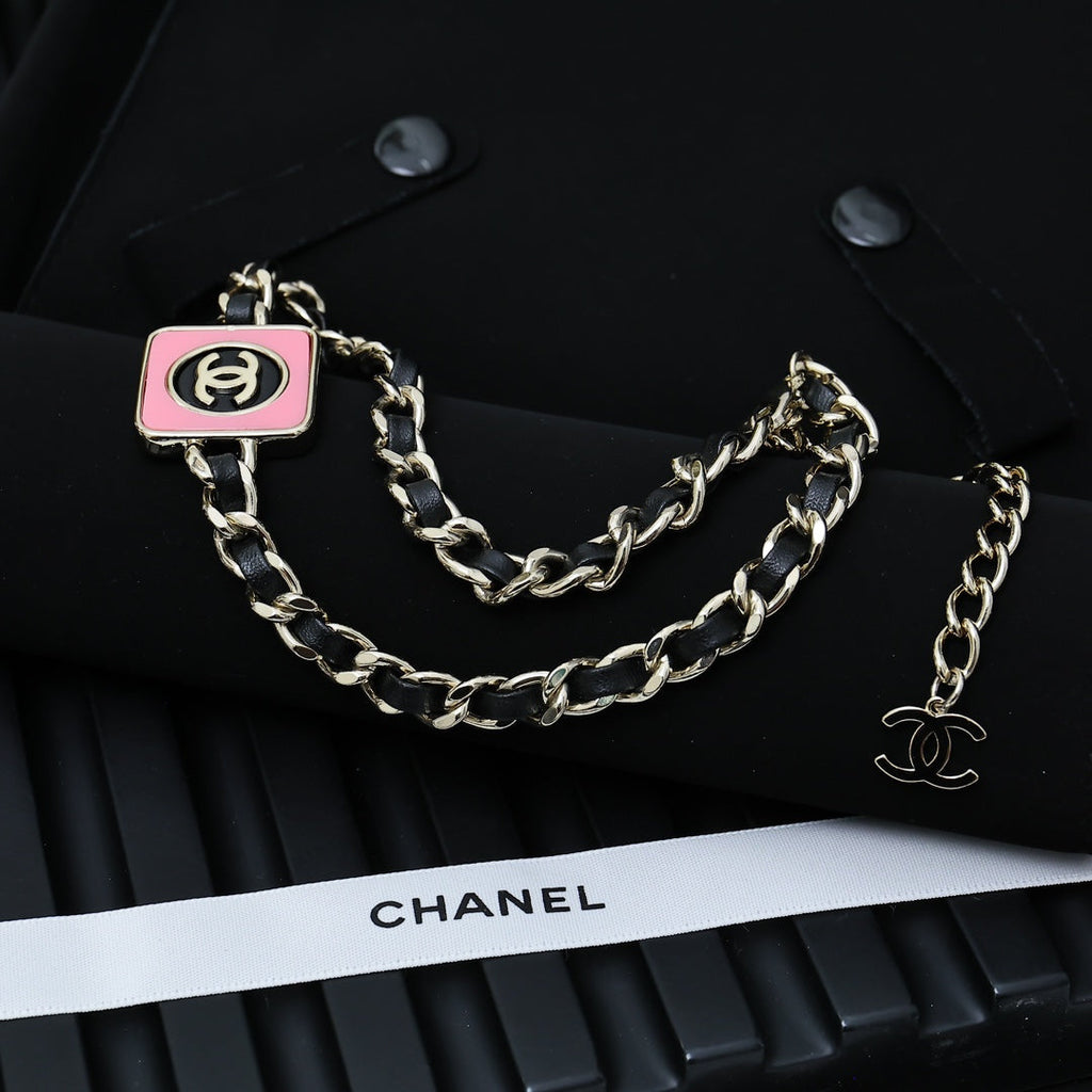 CHAIN CHOKER IN GOLD-PLATED METAL WITH  LEATHER THROUGH LINKS