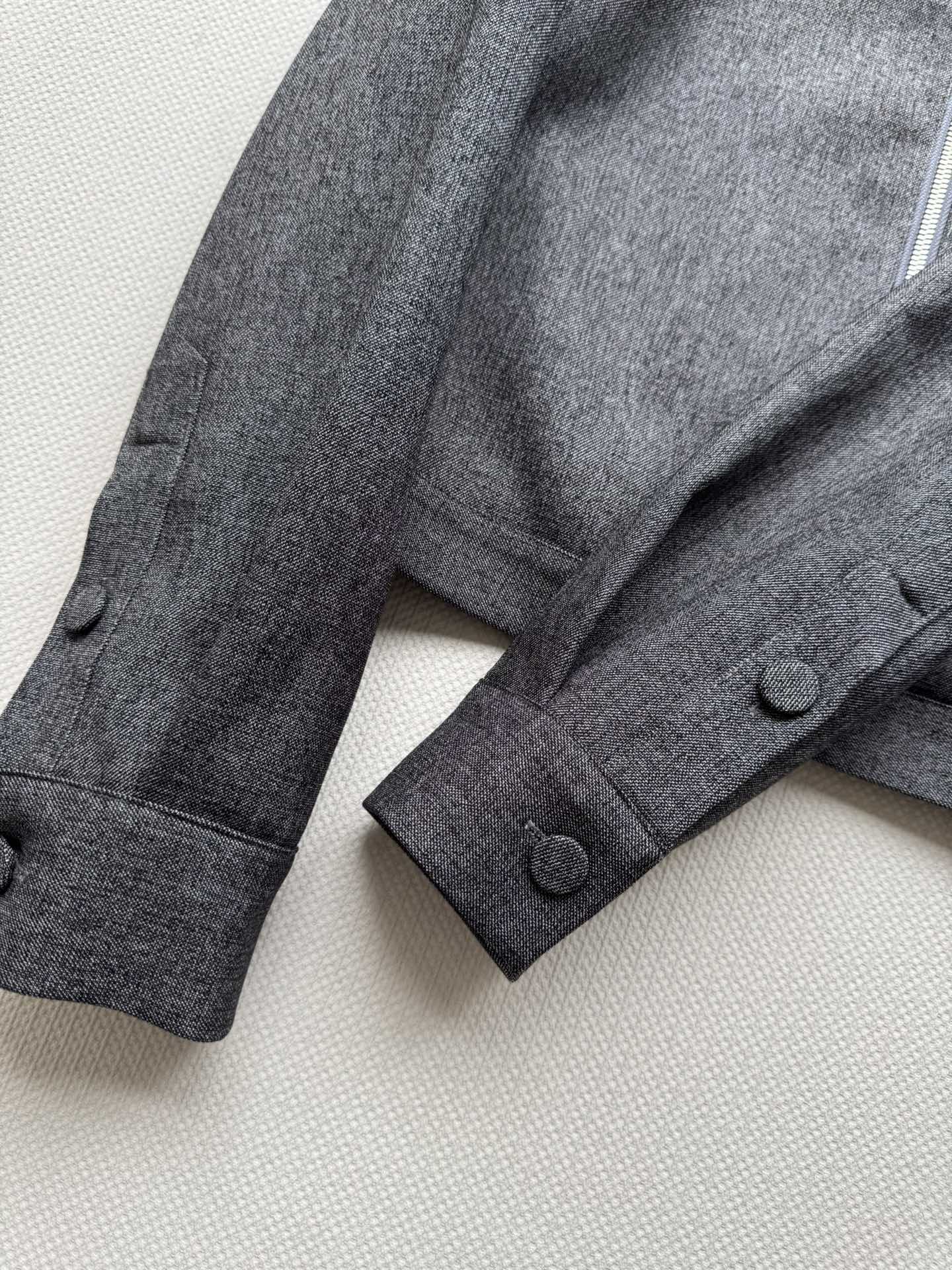PRADA 26S SUIT 650