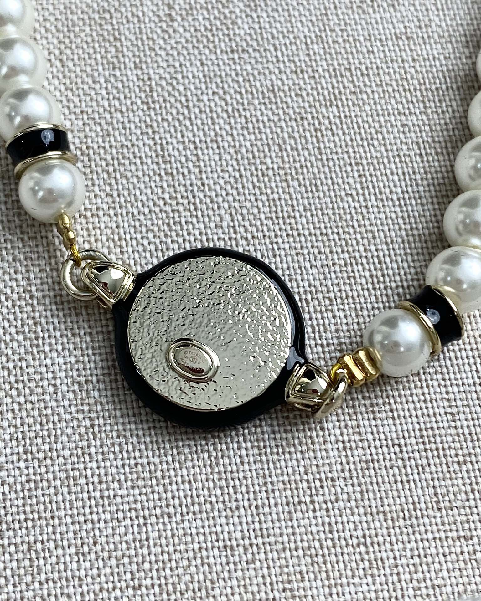 CLASSIC CC PEARL CHAIN NECKLACE WITH IMITATION PEARLS BLACK RESIN