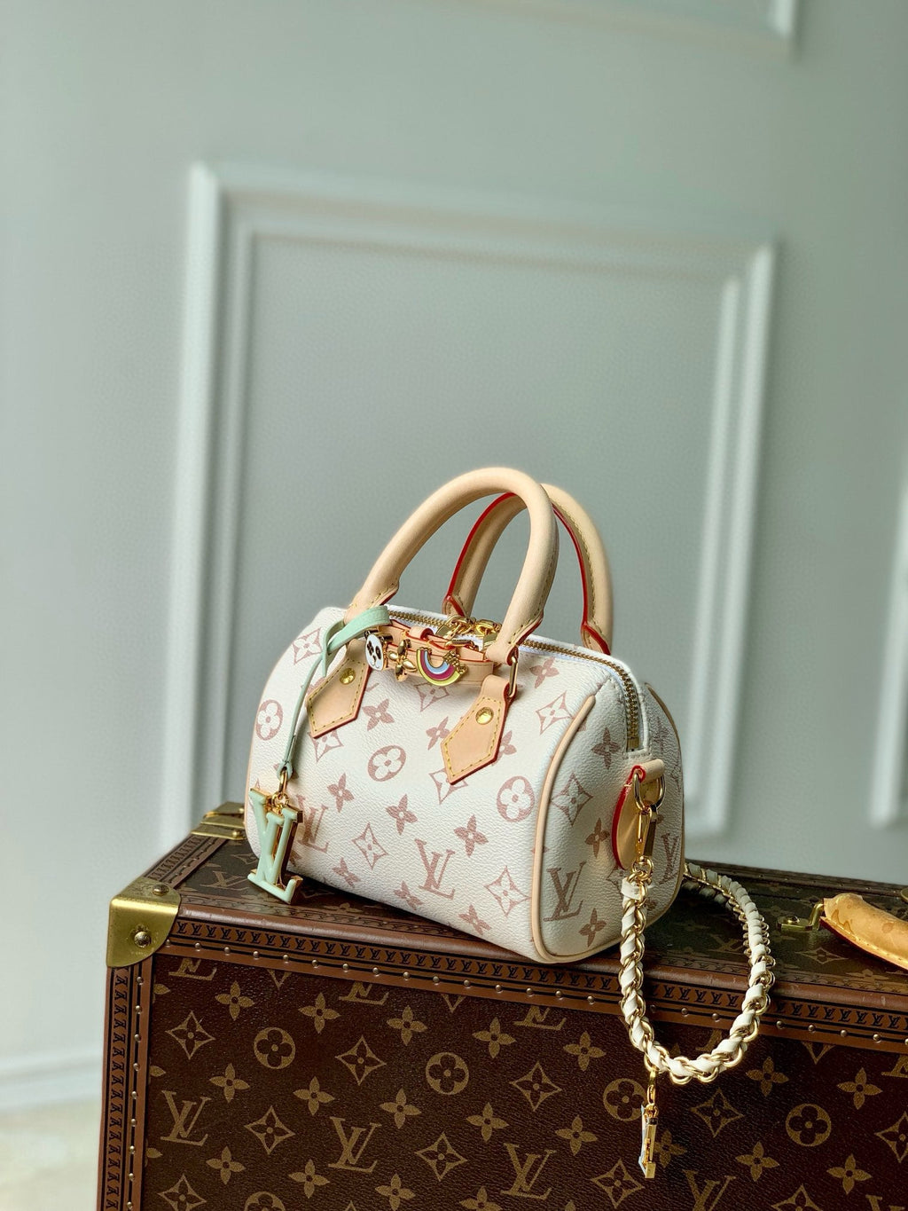 MINI SPEEDY BAG GREEN CHARM 18 IN LIGHT BROWN MONOGRAM DUNE COATED CANVAS