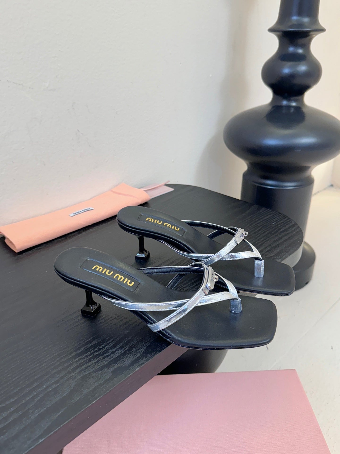 MIUMIU 26S LOW-HEEL THONG SANDALS IN BLACK AND SILVER CALFSKIN