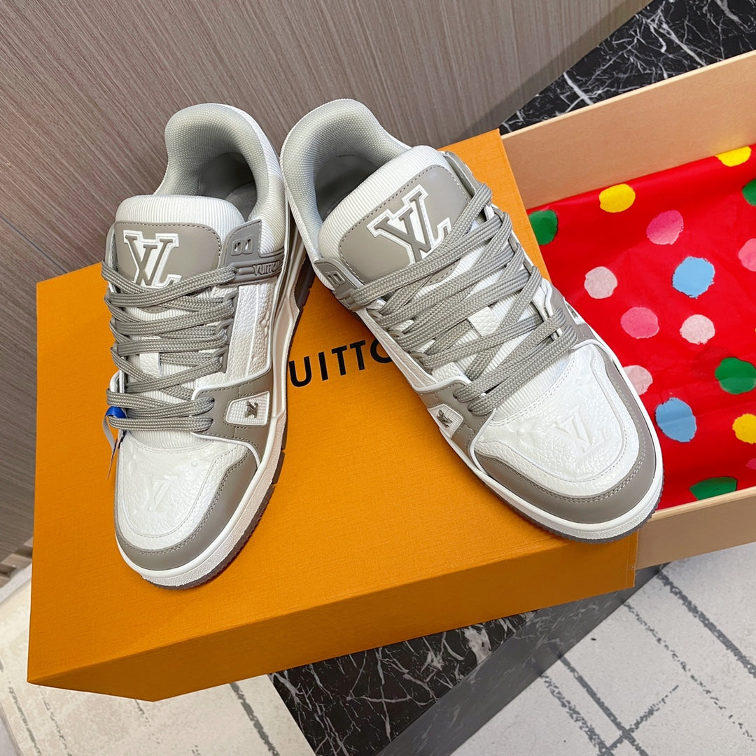 LV 26S LOW TOP SNEAKERS IN WHITE AND GREY CALFSKIN WITH MONOGRAM SOLE DETAIL