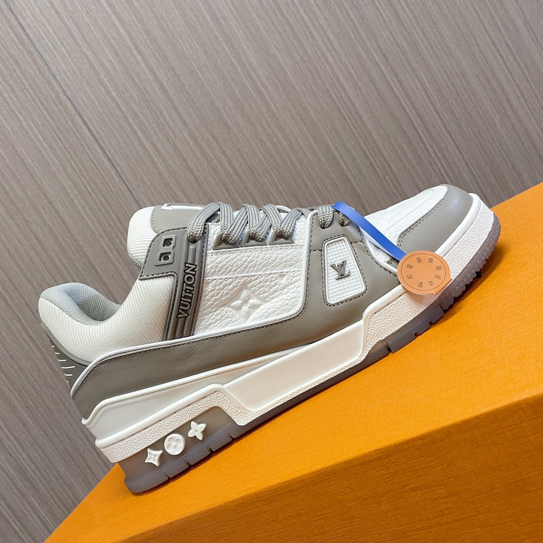 LV 26S LOW TOP SNEAKERS IN WHITE AND GREY CALFSKIN WITH MONOGRAM SOLE DETAIL