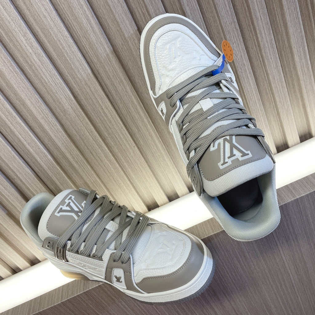 LV 26S LOW TOP SNEAKERS IN WHITE AND GREY CALFSKIN WITH MONOGRAM SOLE DETAIL