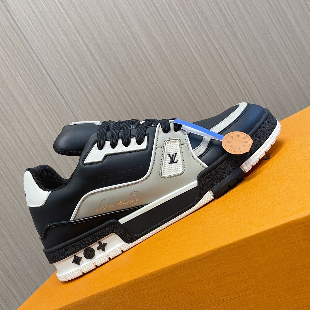 LV 26S LOW TOP SNEAKERS IN BLACK CALFSKIN WITH MONOGRAM SOLE DETAIL