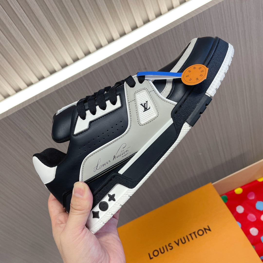 LV 26S LOW TOP SNEAKERS IN BLACK CALFSKIN WITH MONOGRAM SOLE DETAIL