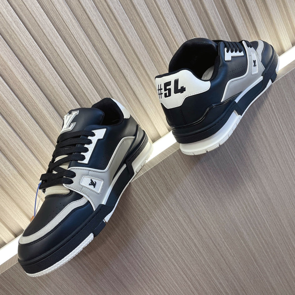 LV 26S LOW TOP SNEAKERS IN BLACK CALFSKIN WITH MONOGRAM SOLE DETAIL