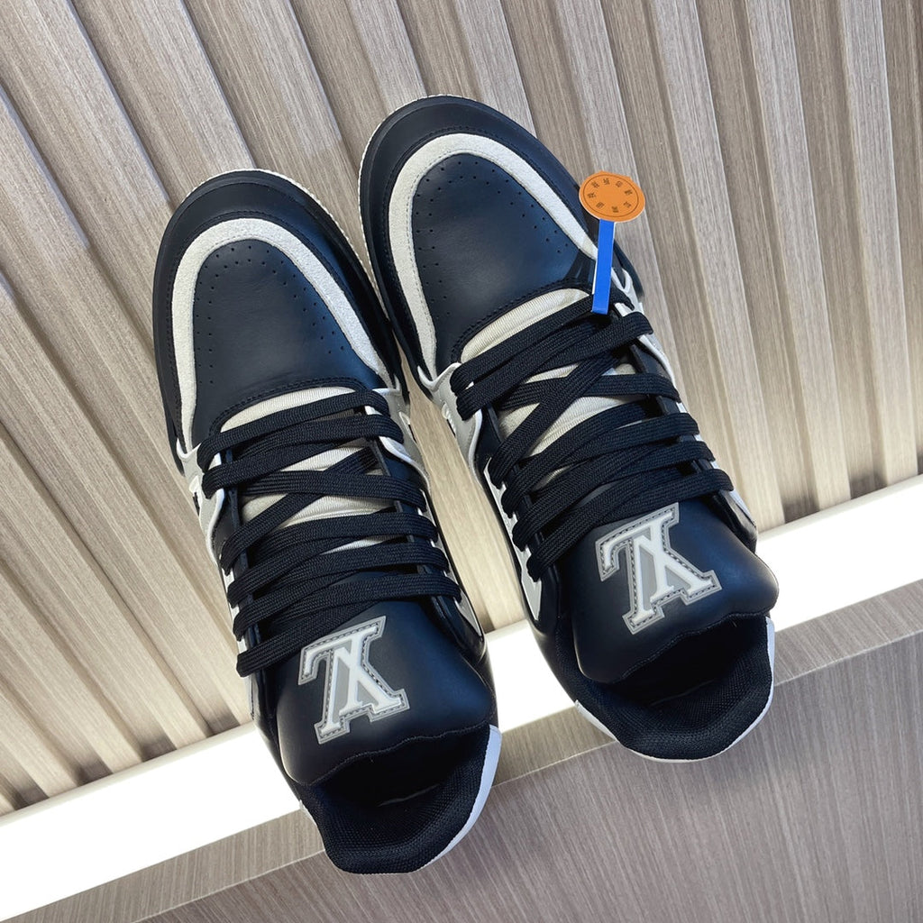 LV 26S LOW TOP SNEAKERS IN BLACK CALFSKIN WITH MONOGRAM SOLE DETAIL