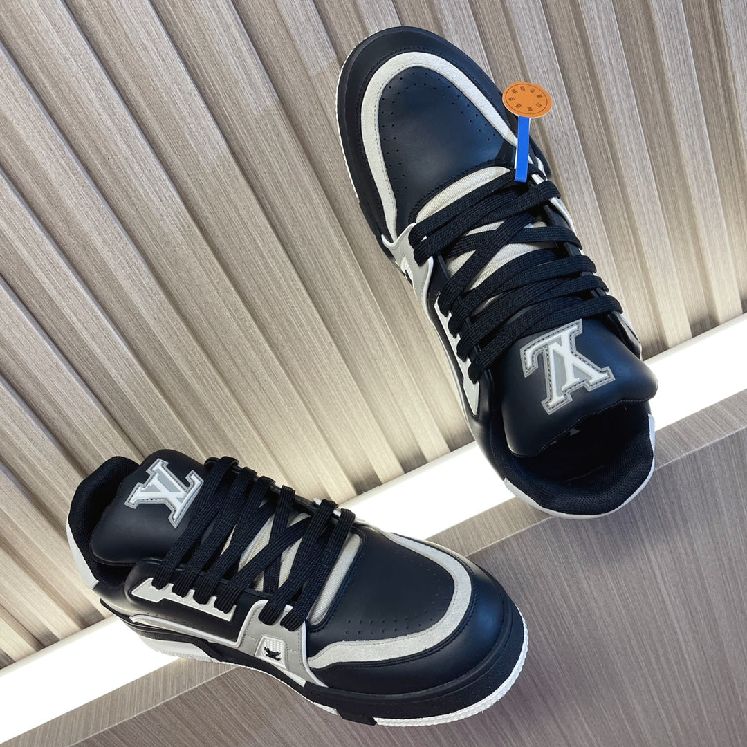 LV 26S LOW TOP SNEAKERS IN BLACK CALFSKIN WITH MONOGRAM SOLE DETAIL