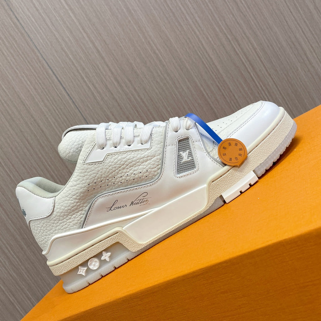 LV 26S LOW TOP SNEAKERS IN WHITE CALFSKIN WITH MONOGRAM SOLE DETAIL