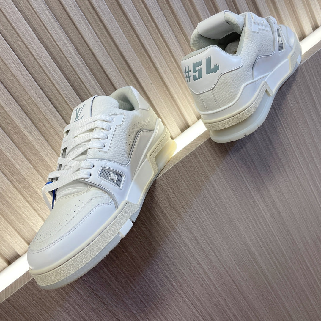 LV 26S LOW TOP SNEAKERS IN WHITE CALFSKIN WITH MONOGRAM SOLE DETAIL