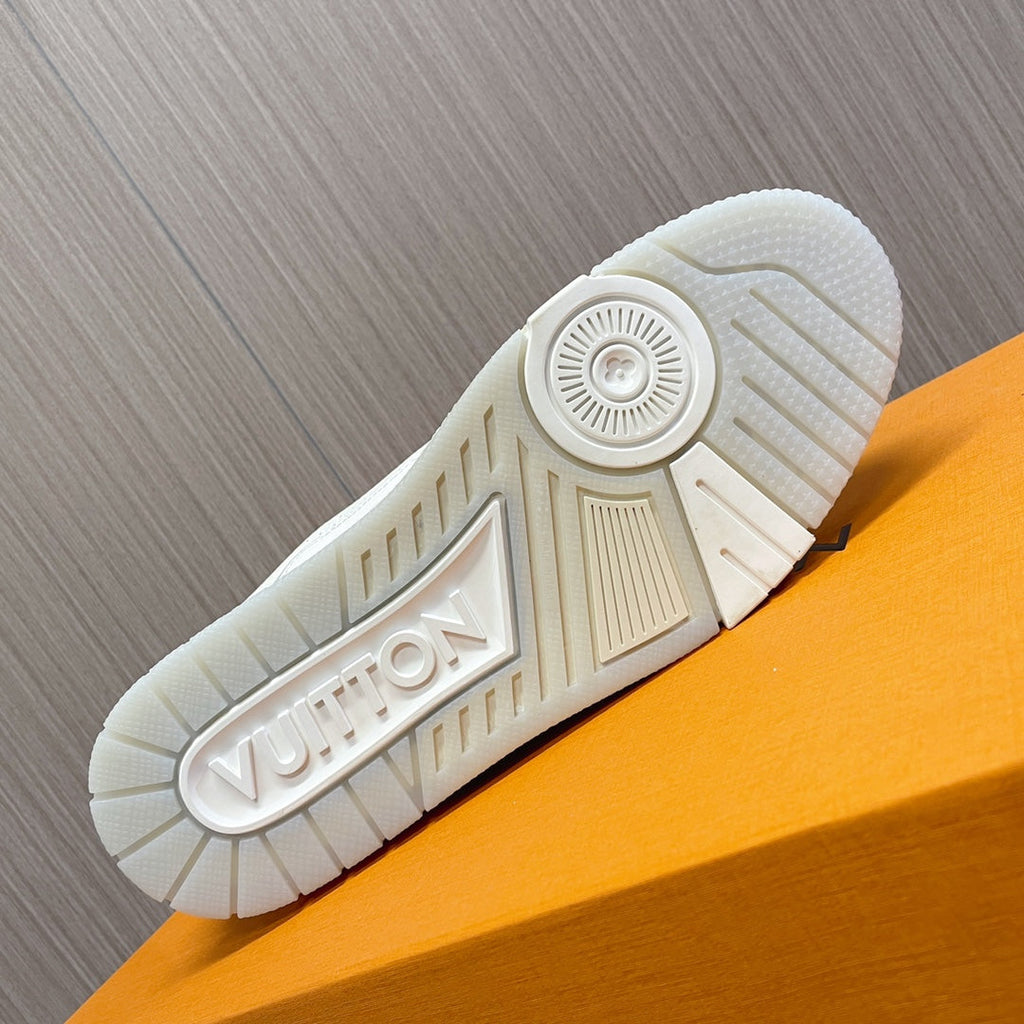 LV 26S LOW TOP SNEAKERS IN WHITE CALFSKIN WITH MONOGRAM SOLE DETAIL