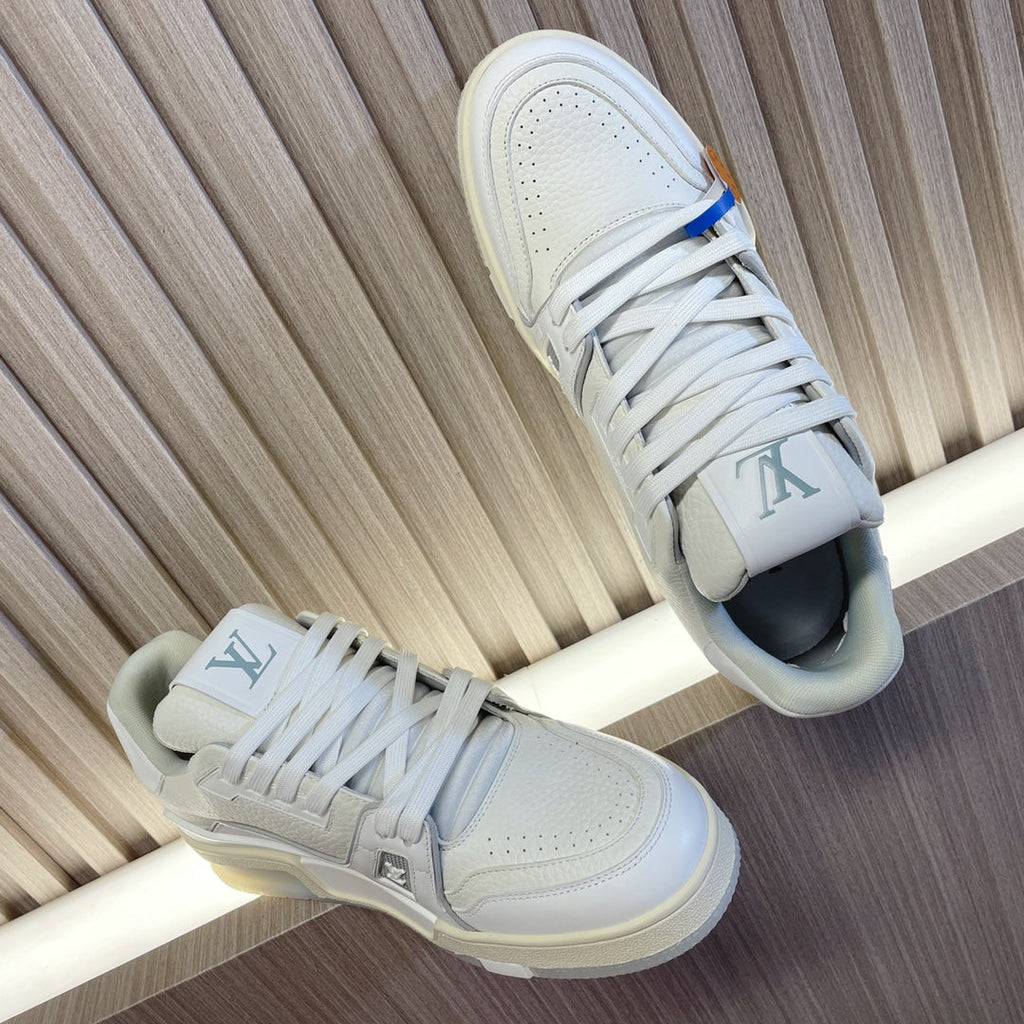 LV 26S LOW TOP SNEAKERS IN WHITE CALFSKIN WITH MONOGRAM SOLE DETAIL