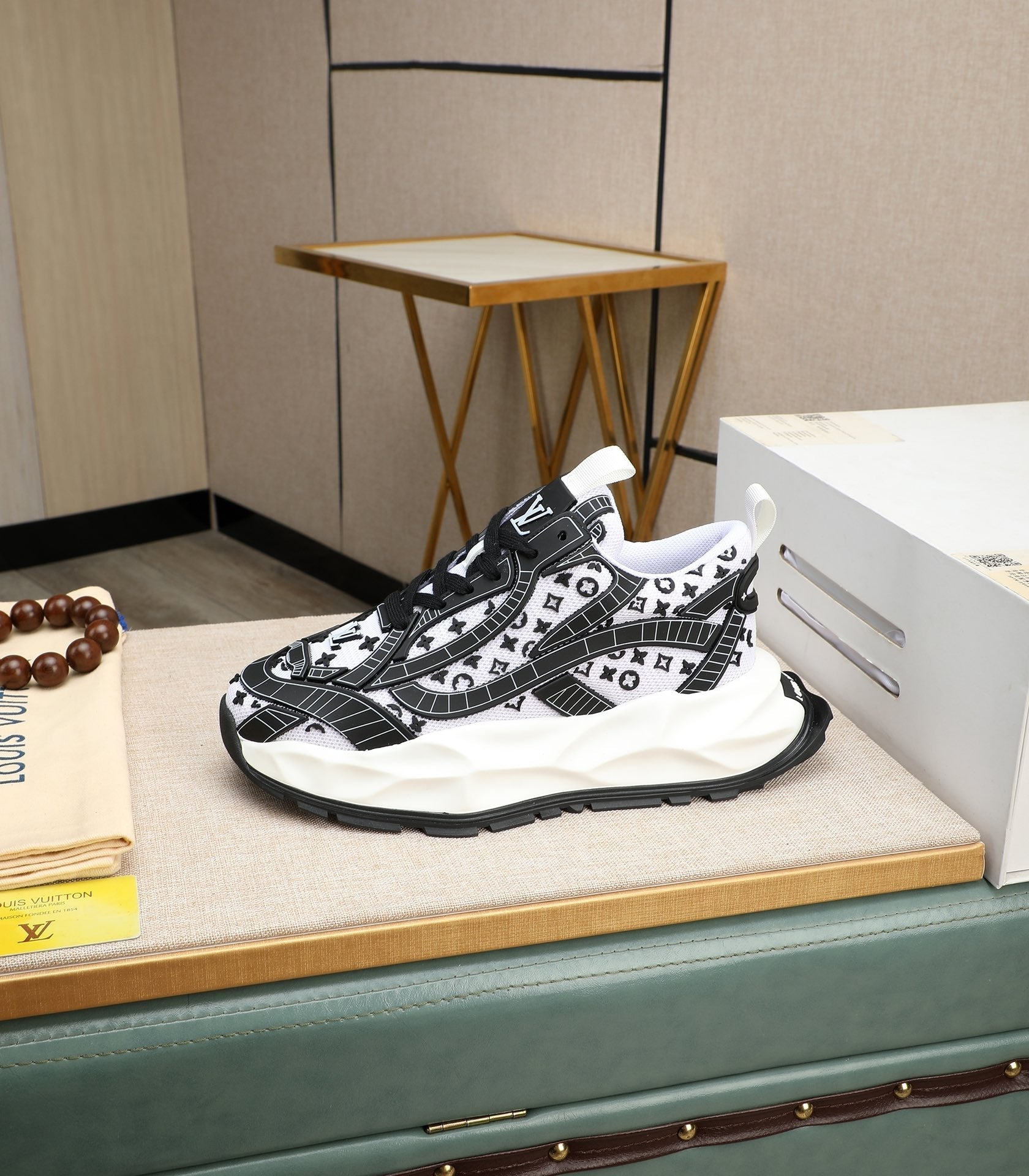 LV TRAINER WHITE MIX BLACK CALFSKIN AND BREATHABLE MESH