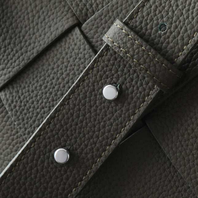 BOTTEGA VENETA 25S DIAGO HOBO 39 IN VERY DEEP OLIVE CALFSKIN