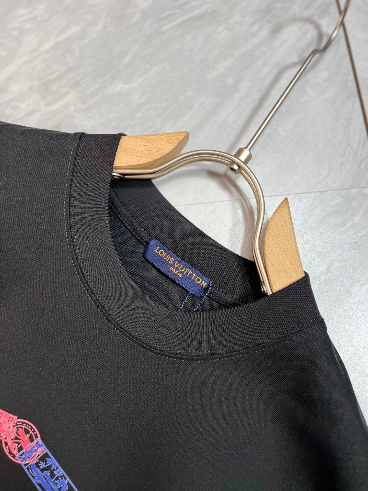 LV T-SHIRT IN BLACK PURE COTTON COLORFUL LOGO 238924