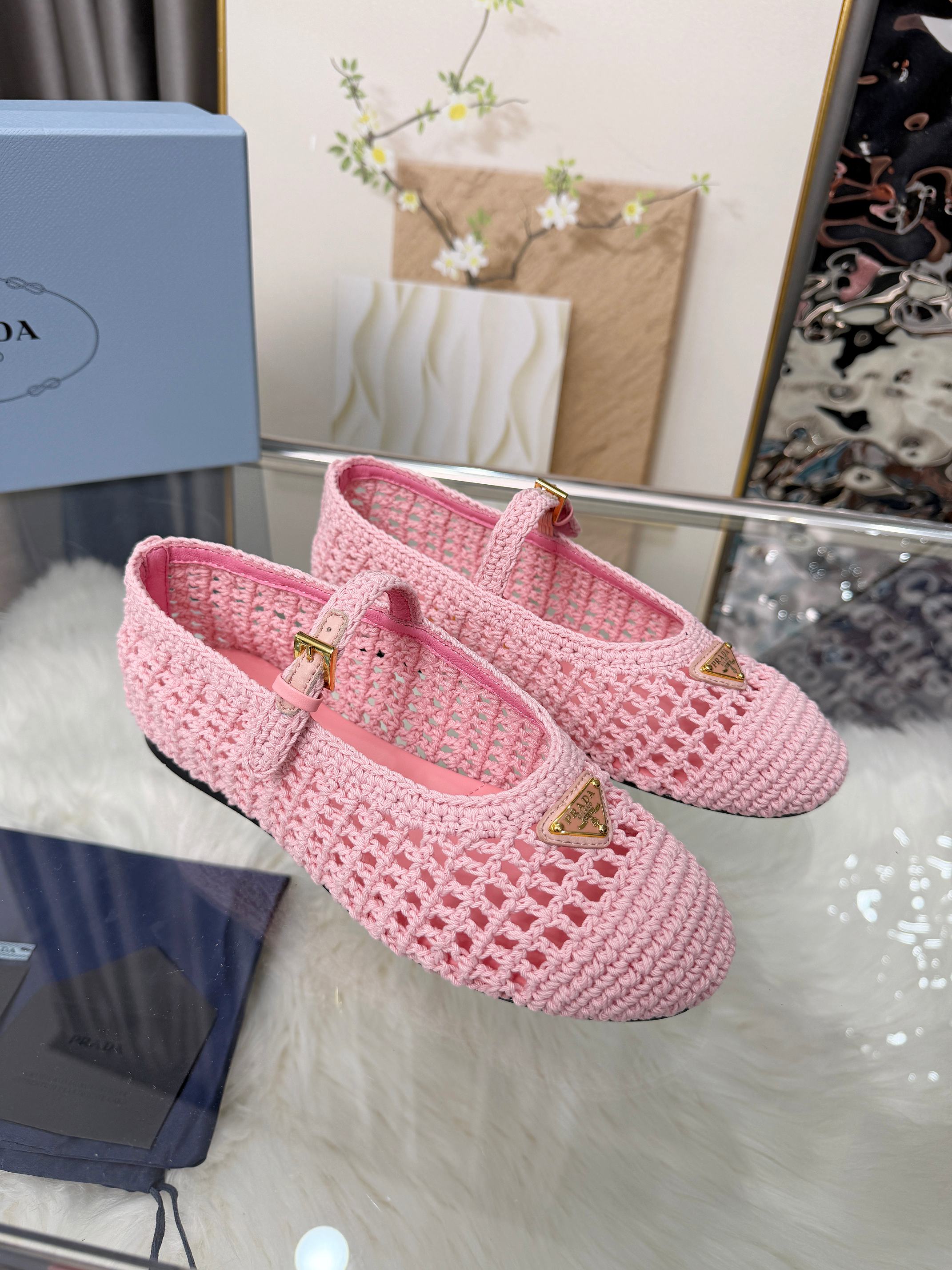 PRADA 26S MARY JANE FLATS IN PINK WOVEN RAFFIA WITH TRIANGLE LOGO