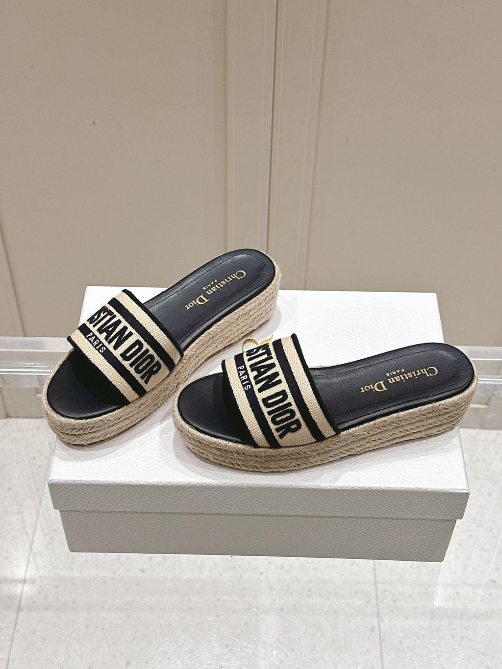 DWAY WEDGE SLIDES 45MM IN BLACK AND BEIGE FABRIC RAFFIA SOLE
