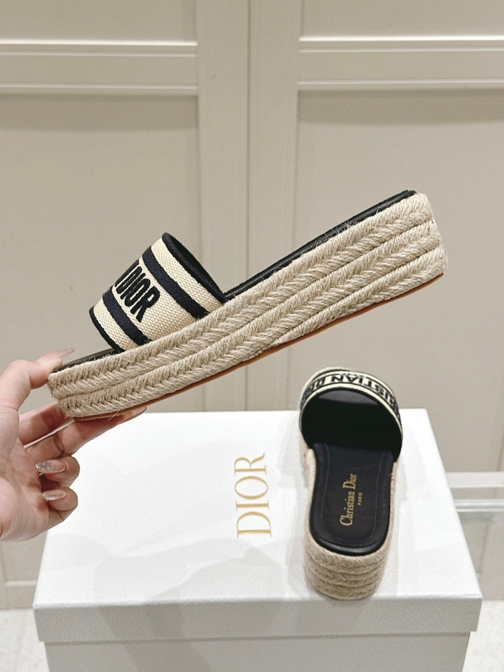 DWAY WEDGE SLIDES 45MM IN BLACK AND BEIGE FABRIC RAFFIA SOLE