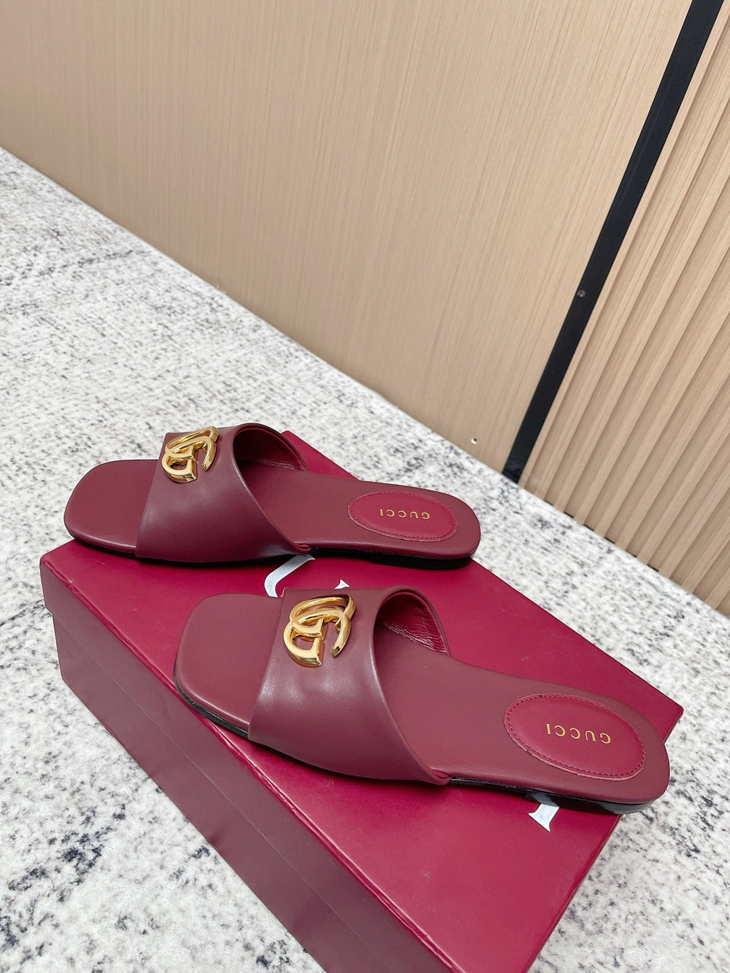 GUCCI 26S SLIDE SANDAL IN DARK RED CALFSKIN WITH GOLD HARDWARE