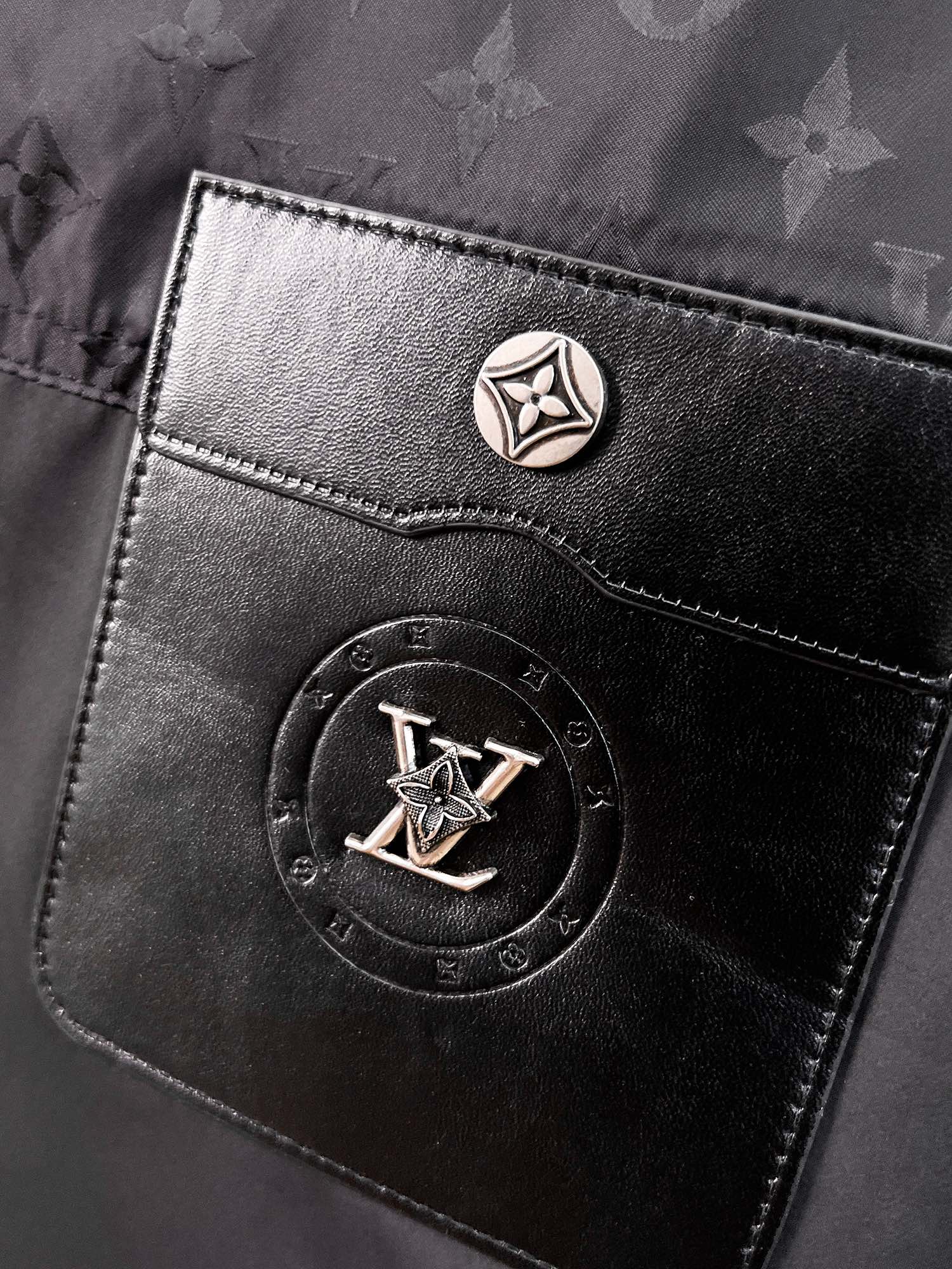 LV BLACK JACKET 239519