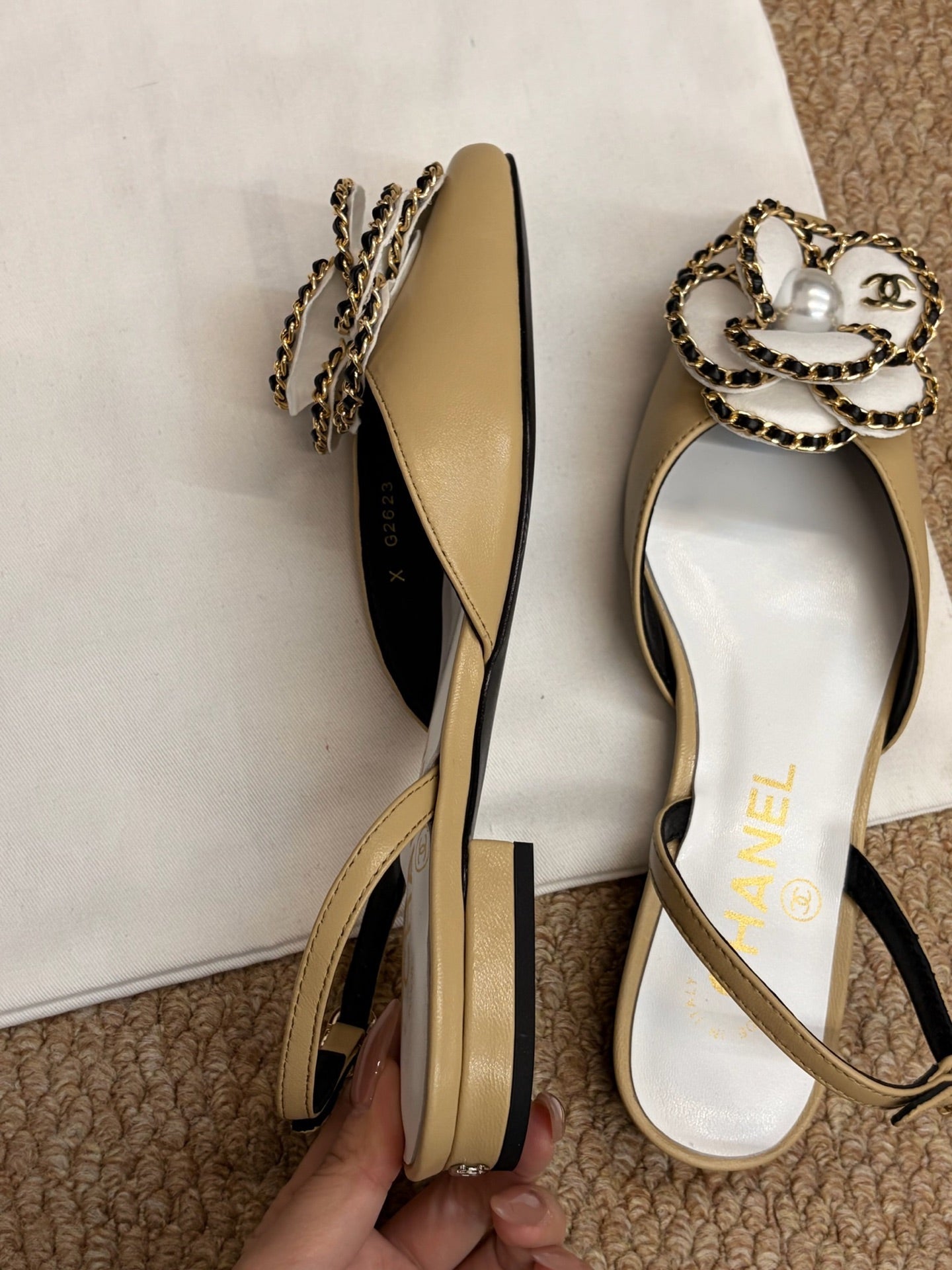 CHANEL 26S SLINGBACK FLATS IN BEIGE CALFSKIN CAMELLIA PEARL