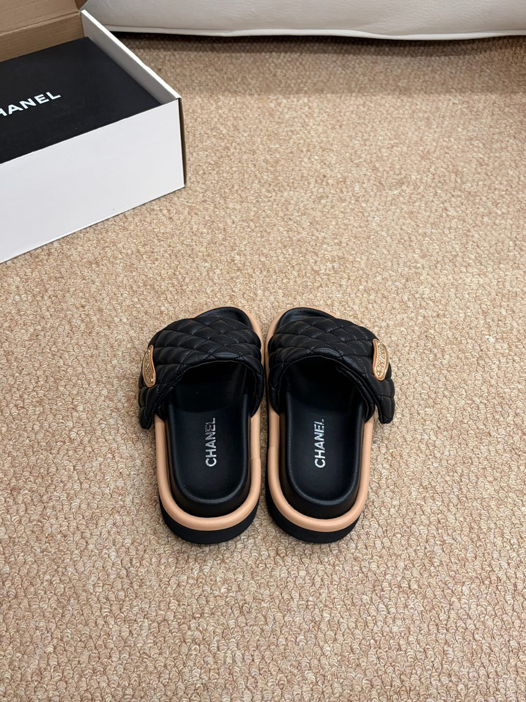 CHANEL 26S SLIDE SANDALS IN BLACK QUILTED CALFSKIN WITH LOGO PLAQUE