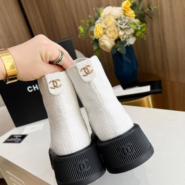 SHORT BOOTS IN WHITE TWEED AND BLACK CALFSKIN
