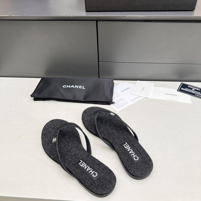 THONG SLIPPERS IN BLACK DENIM