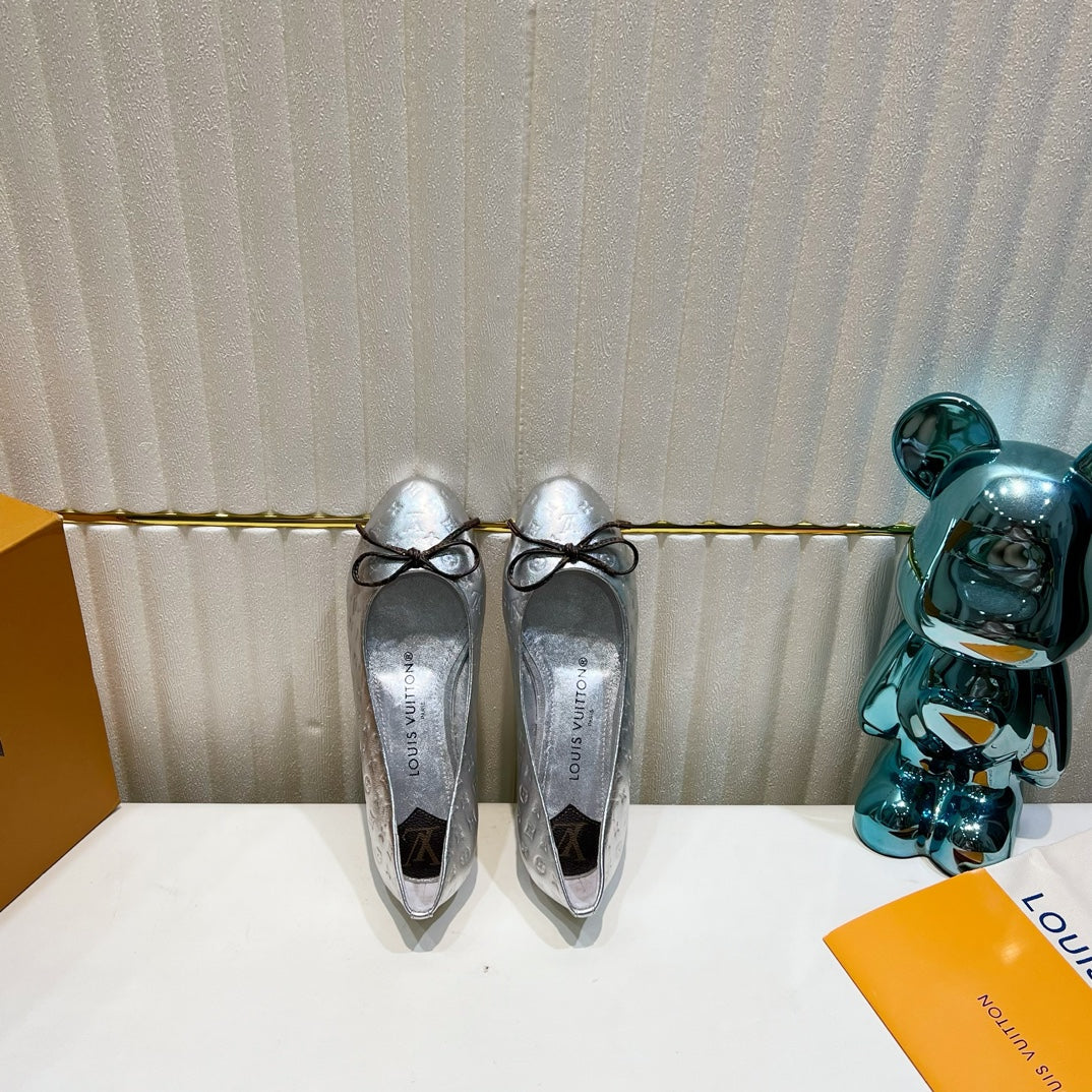LV 26S BALLET FLATS IN SILVER MONOGRAM CALFSKIN WITH BOW