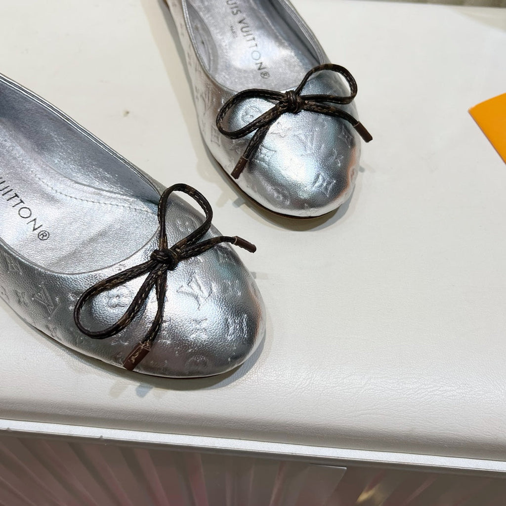 LV 26S BALLET FLATS IN SILVER MONOGRAM CALFSKIN WITH BOW