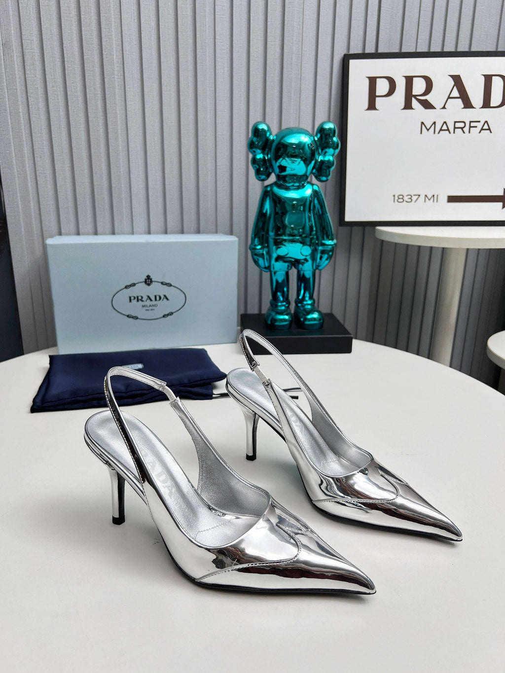 HIGH SLING BACK PUMPS IN SILVER GLOSSY CALFSKIN